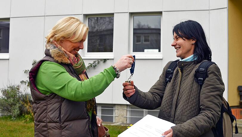 Endlich eine Wohnung: Die Schlüsselübergabe. Endlich eine Wohnung: Die Schlüsselübergabe.