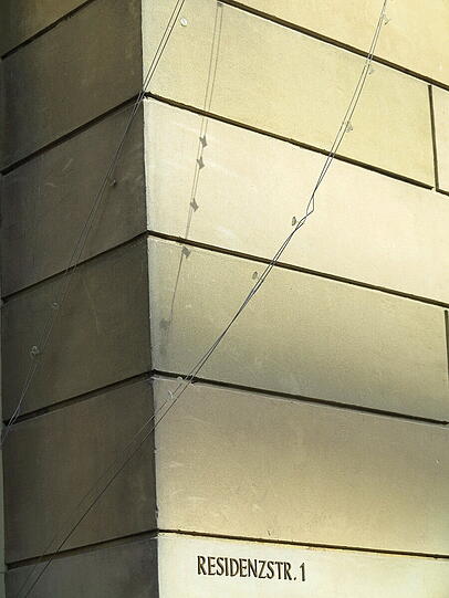 Die nächste Gefahr: Von der Residenz baumelten seltsame Drähte, ein Rentner stolperte sogar darüber.