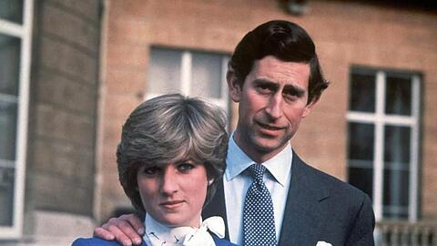 Prinz Charles (l) und seine Verlobte Lady Diana Spencer 1981 in London.