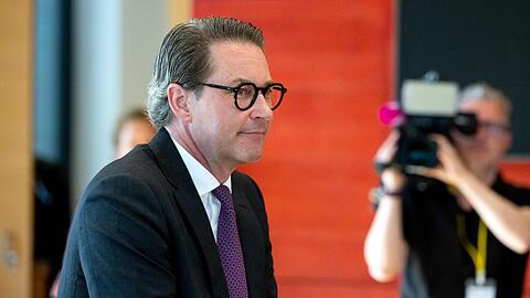 Andreas Scheuer (CSU), ehemaliger Bundesverkehrsminister, kommt vor Beginn des Untersuchungsausschuss Stammstrecke in den Konferenzsaal vom bayerischen Landtag.