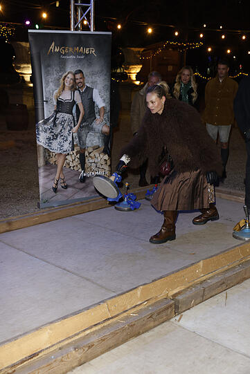 Zum ersten Mal bei der traditionellen Eisstock-WM dabei: Influencerin Olga L&ouml;ffler.