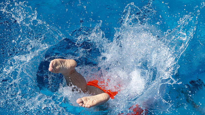 Im Sommer k&uuml;hlen sich die Menschen gern im Schwimmbad ab. Wie warm wird es in diesem Jahr?