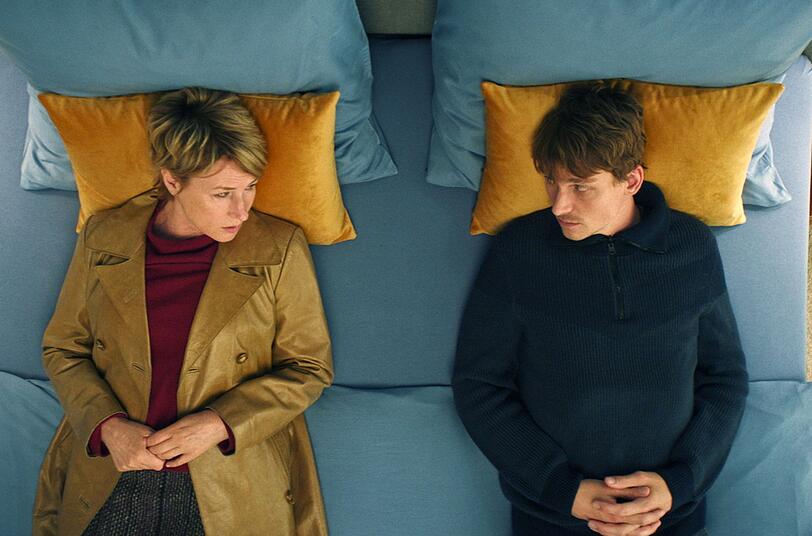 Marlene (Corinna Harfouch) und Fynn (Daniel Sträßer) haben zwei grundverschiedene Weltansichten. In "Alles in bester Ordnung" (2022) müssen sie trotzdem lernen, miteinander klar zu kommen. Marlene (Corinna Harfouch) und Fynn (Daniel Sträßer) haben zwei grundverschiedene Weltansichten. In "Alles in bester Ordnung" (2022) müssen sie trotzdem lernen, miteinander klar zu kommen.