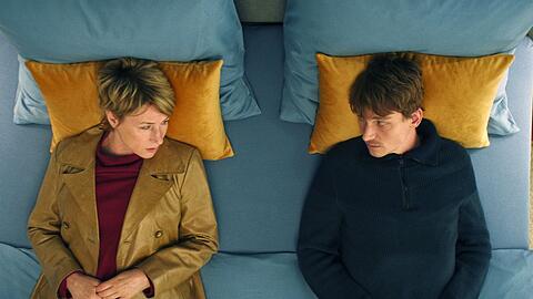 Marlene (Corinna Harfouch) und Fynn (Daniel Str&auml;&szlig;er) haben zwei grundverschiedene Weltansichten. In "Alles in bester Ordnung" (2022) m&uuml;ssen sie trotzdem lernen, miteinander klar zu kommen.
