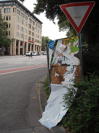 Teils beschädigt, teils überklebt, in jedem Fall unschön fürs Stadtbild: Die Plakate von Landtags- und Bundestagswahlkampf stehen und hängen noch überall herum.