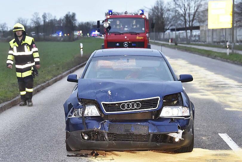 In Kirchheim rammte ein Audi A6 einen abbiegenden VW Golf, dabei wurde der Golf-Fahrer schwer verletzt.