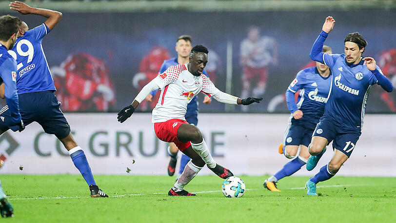 Leipzigs Jean-Kevin Augustin beim Versuch, sich gegen mehrere Schalker durchzusetzen.