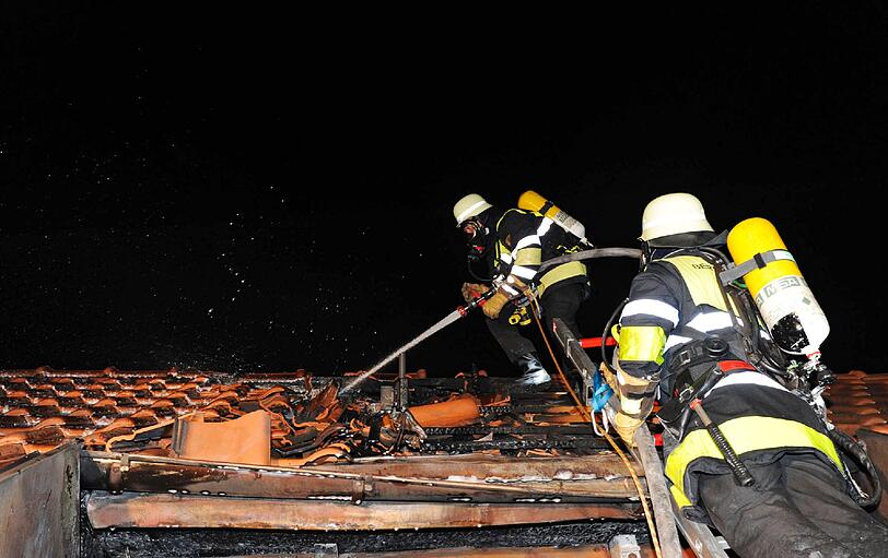 Einsatz in der Schwanseestraße: Die Feuerwehr drang von zwei Seiten zum Brandherd vor.