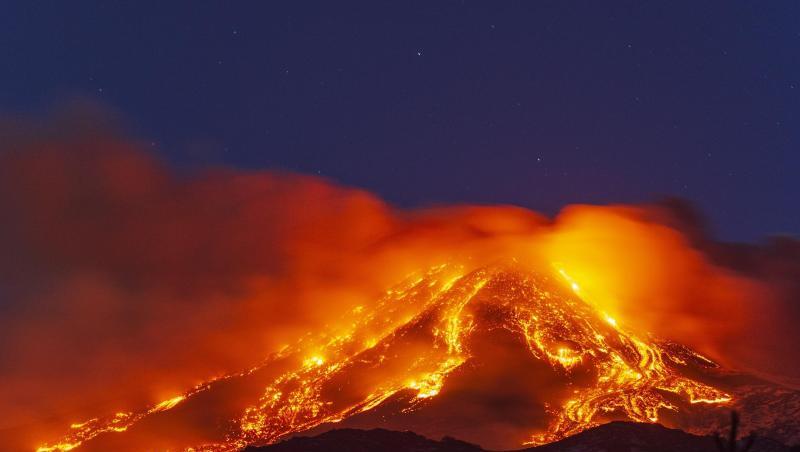 Lava sprudelt aus dem Vulkan Ätna. Lava sprudelt aus dem Vulkan Ätna.