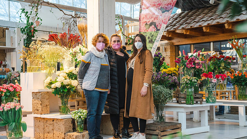 Floristin Christine Großmann und Freundin Carmen stehen Melissa bei der Auswahl der Blumen zur Seite. Floristin Christine Großmann und Freundin Carmen stehen Melissa bei der Auswahl der Blumen zur Seite.