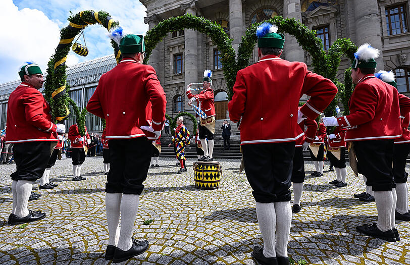 Bilder vom Schäfflertanz an der Staatskanzlei in München.