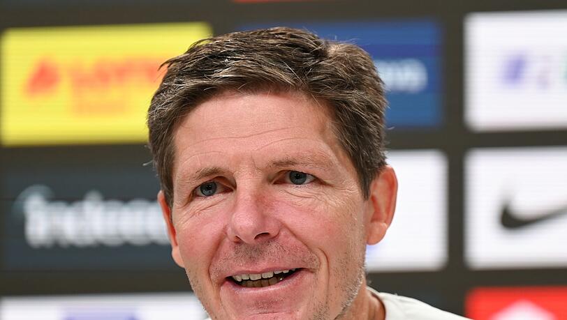 Eintracht Frankfurts Cheftrainer Oliver Glasner spricht bei einer Pressekonferenz.