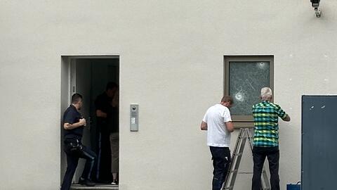 Am isrealischen Generalkonsulat in München begutachten Experten und Polizisten am Freitag zwei Einschusslöcher in einem Fenster.