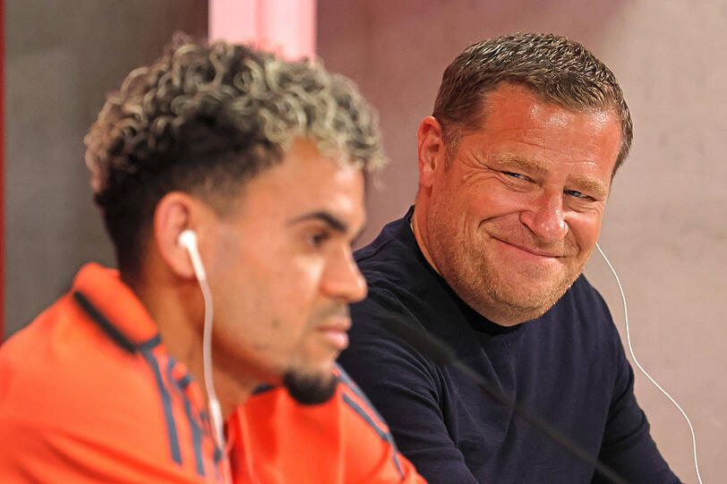 Da scheint jemand glücklich: Sportvorstand Max Eberl auf der Vorstellungspressekonferenz von Luis Díaz. Da scheint jemand glücklich: Sportvorstand Max Eberl auf der Vorstellungspressekonferenz von Luis Díaz.