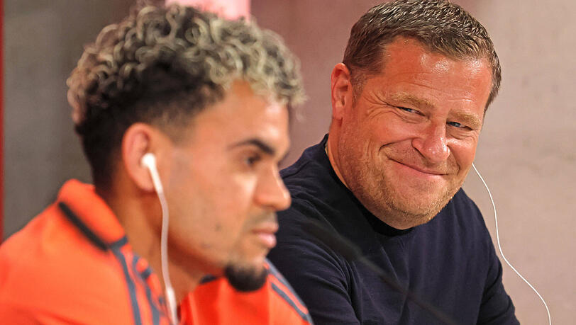 Da scheint jemand glücklich: Sportvorstand Max Eberl auf der Vorstellungspressekonferenz von Luis Díaz. Da scheint jemand glücklich: Sportvorstand Max Eberl auf der Vorstellungspressekonferenz von Luis Díaz.