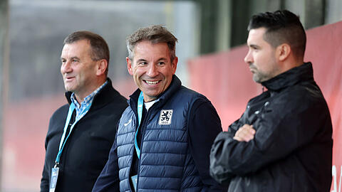1860-Präsident Gernot Mang (M.) mit Interims-Sportchef Manfred Paula (l.) und Interims-Trainer Alper Kayabunar.