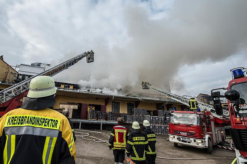 Beim Großbrand in einer Brauerei in Irlbach bei Straubing Brauerei hat in der Nacht zum Mittwoch einen Millionenschaden angerichtet. Verletzt wurde niemand, wie die Polizei mitteilte.