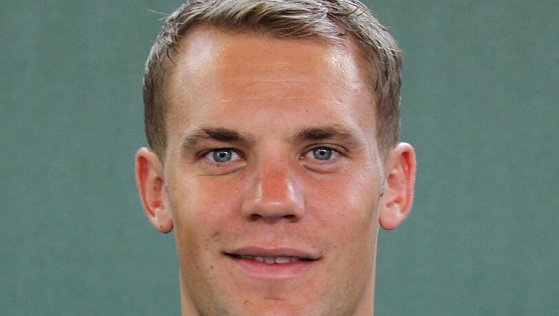 Manuel Neuer: „Ich freue mich auf ein bisschen Urlaub. Zu Weihnachten gehört bei mir auf jeden Fall eine Weihnachtsgans dazu – oder eine Ente. Ich werde aber auch mit meiner Freundin feiern. Da die aus der Oberpfalz kommt, gibt's dann Sauerbraten und Bratwürste. Wir essen alles über den Tag verteilt – Kaffee und Kuchen kann man dann ja weglassen...“ Manuel Neuer: „Ich freue mich auf ein bisschen Urlaub. Zu Weihnachten gehört bei mir auf jeden Fall eine Weihnachtsgans dazu – oder eine Ente. Ich werde aber auch mit meiner Freundin feiern. Da die aus der Oberpfalz kommt, gibt's dann Sauerbraten und Bratwürste. Wir essen alles über den Tag verteilt – Kaffee und Kuchen kann man dann ja weglassen...“