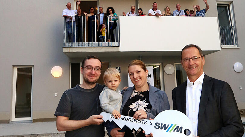 Familie Hanusch hat jetzt eine Vier-Zimmer-Wohnung. Auf dem Balkon: weitere Mieter.