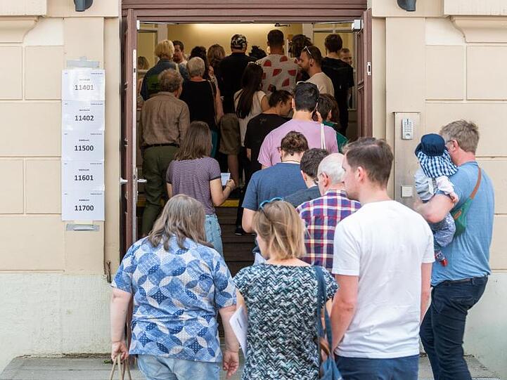 Wähler stehen zur Stimmabgabe bei den Kommunalwahlen in Sachsen vor einem Wahllokal an. Bei den Kommunalwahlen zählen, ähnlich wie bei der Europawahl, die Grünen und die AfD zu den Gewinnern.