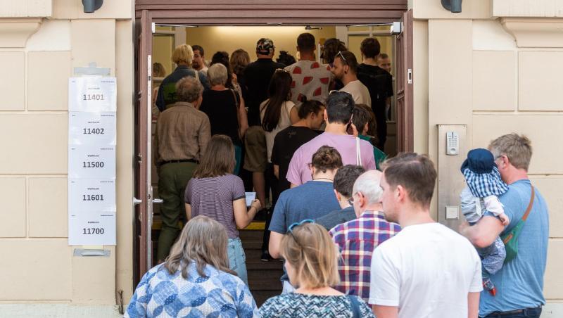 Wähler stehen zur Stimmabgabe bei den Kommunalwahlen in Sachsen vor einem Wahllokal an. Bei den Kommunalwahlen zählen, ähnlich wie bei der Europawahl, die Grünen und die AfD zu den Gewinnern. Wähler stehen zur Stimmabgabe bei den Kommunalwahlen in Sachsen vor einem Wahllokal an. Bei den Kommunalwahlen zählen, ähnlich wie bei der Europawahl, die Grünen und die AfD zu den Gewinnern.