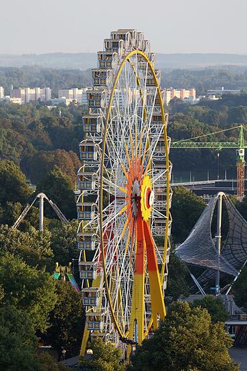 Das Riesenrad im Olympiapark ins perfekte erste Licht gerückt.
