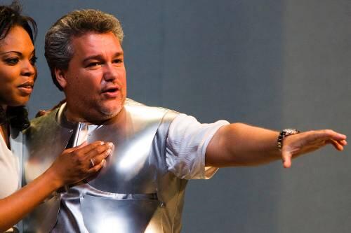Salvatore Licitra mit Kristin Lewis (Aida) bei einer Probe.