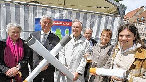 Große Koalition der Nichtraucher-Schützer: Ex-Abgeordnete Renate Blank (CSU), Bürgermeister Horst Förther (SPD), Alt-OB Peter Schönlein, Fraktions-Chefin Brigitte Wellhöfer (Grüne) und Organisator Sebastian Frankenberger (v. l.). Große Koalition der Nichtraucher-Schützer: Ex-Abgeordnete Renate Blank (CSU), Bürgermeister Horst Förther (SPD), Alt-OB Peter Schönlein, Fraktions-Chefin Brigitte Wellhöfer (Grüne) und Organisator Sebastian Frankenberger (v. l.).