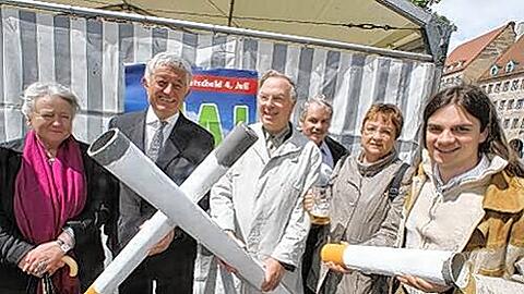 Große Koalition der Nichtraucher-Schützer: Ex-Abgeordnete Renate Blank (CSU), Bürgermeister Horst Förther (SPD), Alt-OB Peter Schönlein, Fraktions-Chefin Brigitte Wellhöfer (Grüne) und Organisator Sebastian Frankenberger (v. l.).