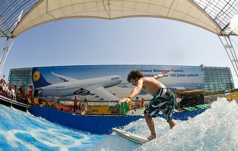 Auch Amateure dürfen sich auf der stehenden Welle ausprobieren. Hier: Surfer Hannes Meures.