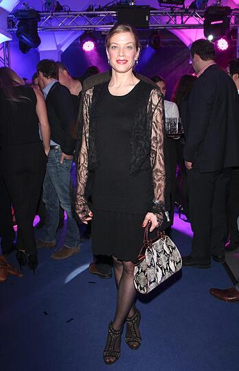 Marie Baeumer im schwarzen Spitzen-Kleid