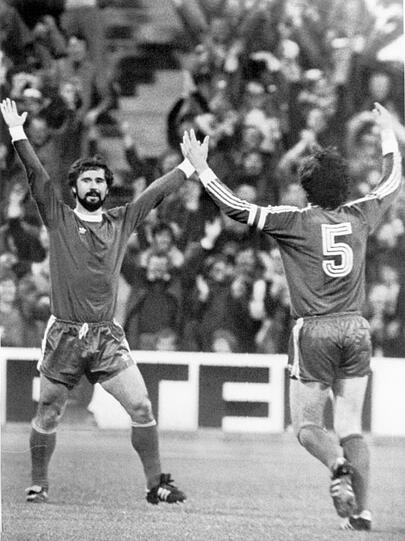 Später jubelt Franz Beckenbauer mit Gerd Müller wieder in klassischem Rot.