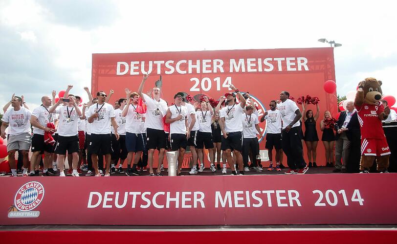 Die Basketballer des FC Bayern München feiern vor dem Audi Dome ihren Meistertitel.