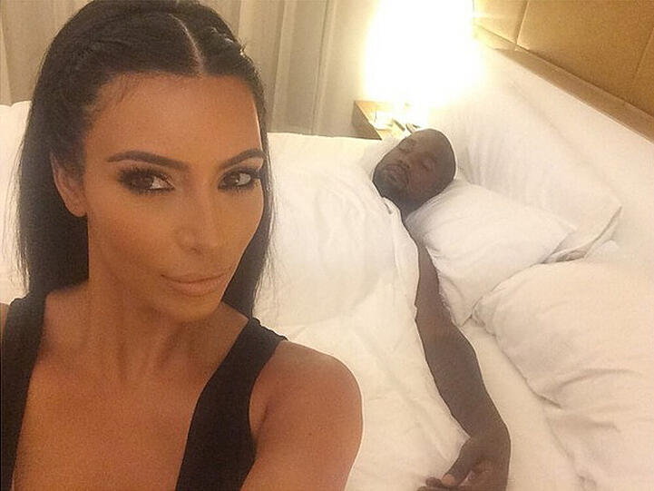 Selfies wie dieses mit Ehemann Kanye entstehen bei Kim Kardashian beinahe wie am Fließband