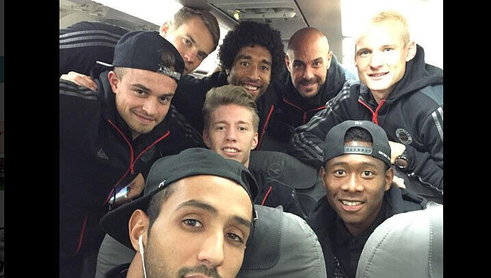 Die Bayern im Flieger: Manuel Neuer, Dante, Pepe Reina, Sebastian Rode, Xherdan Shaqiri, Mitchell Weiser, David Alaba und Mehdi Benatia. Die Bayern im Flieger: Manuel Neuer, Dante, Pepe Reina, Sebastian Rode, Xherdan Shaqiri, Mitchell Weiser, David Alaba und Mehdi Benatia.