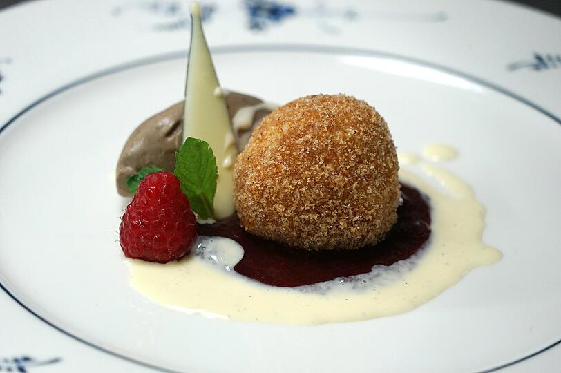 Gang 5: Topfenknödel mit Powidlfüllung und Eis von der schwarzen Nuss