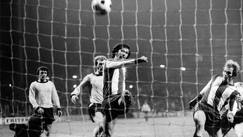 "Heute haben wir gezeigt, dass wir einen Gegner auch killen können", sagt Bayern-Trainer Udo Lattek nach dem 11:1-Triumph seiner Bayern am 27. November 1971 gegen Borussia Dortmund. Gerd Müller (M.), der Bomber der Nation, glänzt mit einem Viererpack.