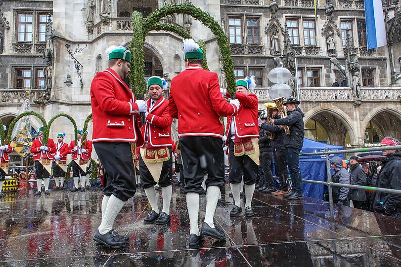 Bei eisigem Schneeregen haben die Schäffler heute am Marienplatz getanzt. Der Brauch erinnert an das Ende der Pestzeit in München.