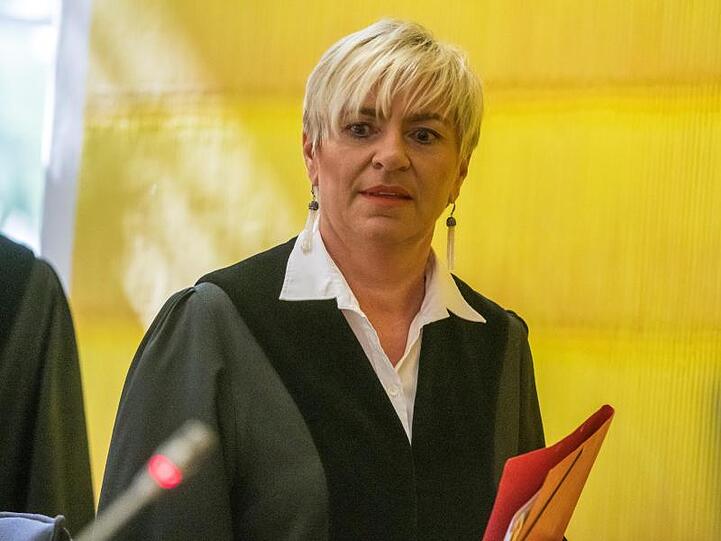 Die Vorsitzende Richterin Elke Escher geht in den Verhandlungssaal des Landgerichts. Foto: Armin Weigel