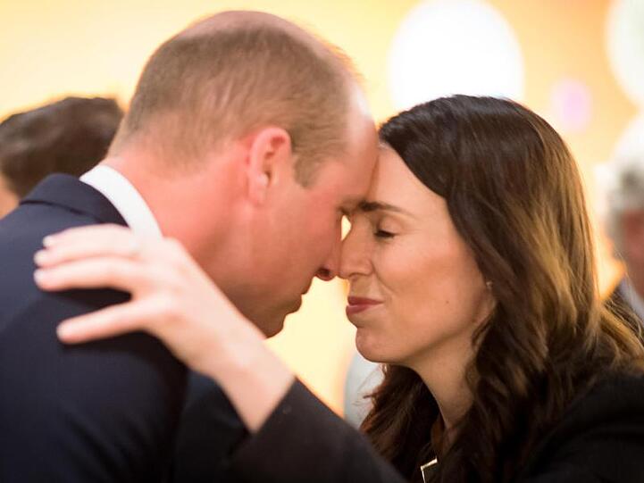Das traditionelle Begrüßungsritual der Maori: Prinz William und Premierministerin Jacinda Ardern.
