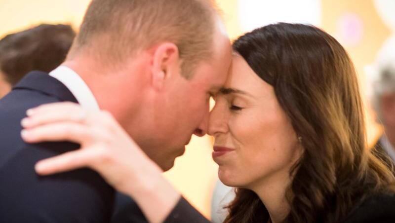 Das traditionelle Begrüßungsritual der Maori: Prinz William und Premierministerin Jacinda Ardern. Das traditionelle Begrüßungsritual der Maori: Prinz William und Premierministerin Jacinda Ardern.