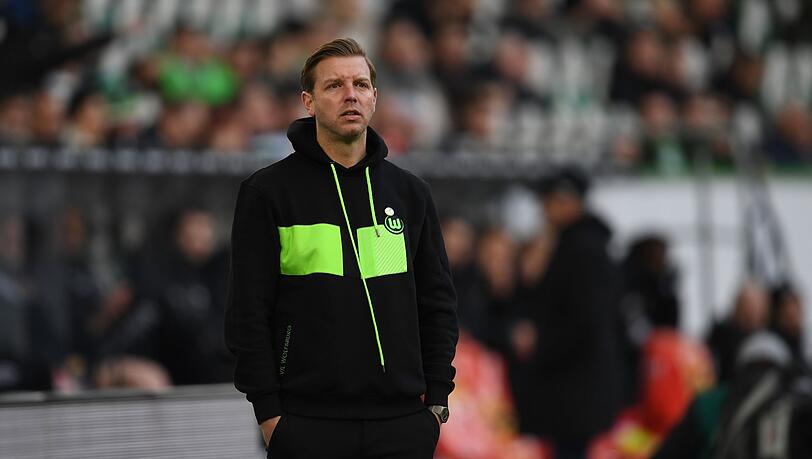 Trainer Florian Kohfeldt steht am Spielfeldrand.