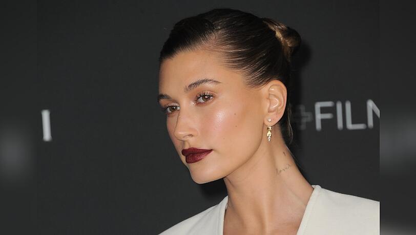 Hailey Bieber macht's vor: Der Sleek Bun ist eine Möglichkeit einen Bad-Hair-Day zu überstehen.