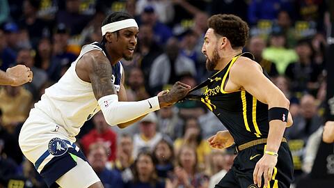 Minnesota Timberwolves-Stürmer Jaden McDaniels (l) und Golden State Warriors-Guard Klay Thompson geraten aneinander.
