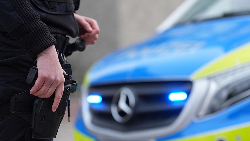 Polizisten durchsuchten Wohnungen in Chemnitz und im Landkreis Würzburg. (Symbolbild)