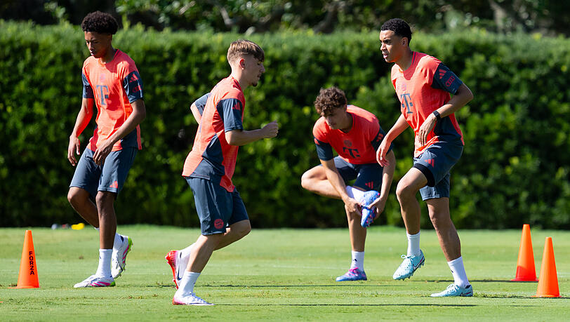 Startet jetzt der Wettkampf der Youngster? Jamal Musiala (r.) mit Bayerns Nachwuchsspieler Cassiano Kiala, Lennart Karl und David Santos Daiber (v.l.)