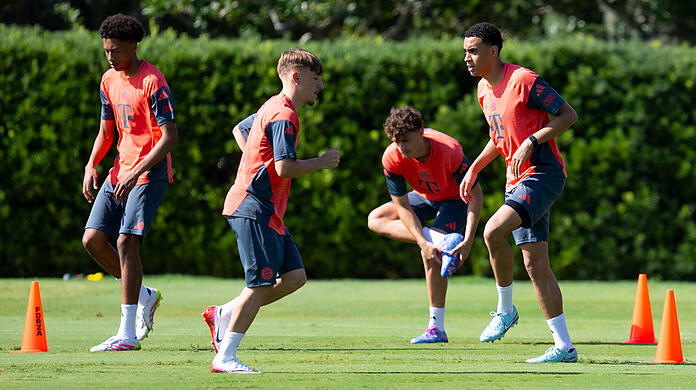 Gegenwart und Zukunft: Jamal Musiala (r.) mit Bayerns Nachwuchsspielern Cassiano Kiala, Lennart Karl und David Santos Daiber (v.l.) Gegenwart und Zukunft: Jamal Musiala (r.) mit Bayerns Nachwuchsspielern Cassiano Kiala, Lennart Karl und David Santos Daiber (v.l.)