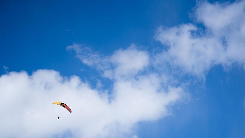 Gleitschirmfliegen ist besonders im Sommer ein beliebter Sport. (Symboldbild)