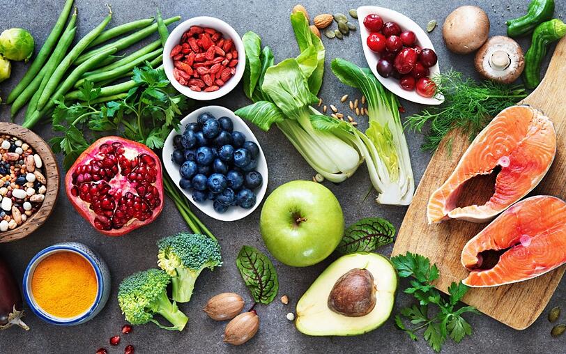 Wenn es um gesunde Ernährung geht, scheiden sich die Geister. Mal wird empfohlen, täglich fünf Portionen Obst zu essen, dann werden Kohlehydrate verteufelt. Allerdings lässt sich anhand der enthaltenen Nährstoffe von Lebensmitteln ganz gut feststellen, was gesund ist und was nicht. Jennifer Di Noia, Professorin an der William Paterson University in New Jersey, führte 2014 eine Studie durch und erstellte eine Liste der 41 nährstoffreichsten und damit gesündesten Lebensmittel ... Wenn es um gesunde Ernährung geht, scheiden sich die Geister. Mal wird empfohlen, täglich fünf Portionen Obst zu essen, dann werden Kohlehydrate verteufelt. Allerdings lässt sich anhand der enthaltenen Nährstoffe von Lebensmitteln ganz gut feststellen, was gesund ist und was nicht. Jennifer Di Noia, Professorin an der William Paterson University in New Jersey, führte 2014 eine Studie durch und erstellte eine Liste der 41 nährstoffreichsten und damit gesündesten Lebensmittel ...