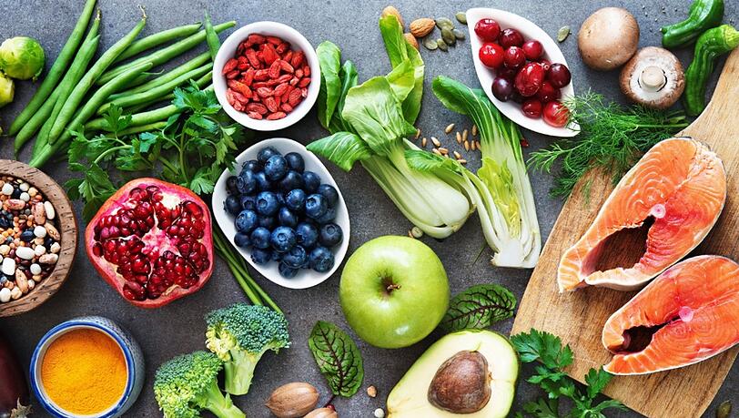 Wenn es um gesunde Ern&auml;hrung geht, scheiden sich die Geister. Mal wird empfohlen, t&auml;glich f&uuml;nf Portionen Obst zu essen, dann werden Kohlehydrate verteufelt. Allerdings l&auml;sst sich anhand der enthaltenen N&auml;hrstoffe von Lebensmitteln ganz gut feststellen, was gesund ist und was nicht. Jennifer Di Noia, Professorin an der William Paterson University in New Jersey, f&uuml;hrte 2014 eine Studie durch und erstellte eine Liste der 41 n&auml;hrstoffreichsten und damit ges&uuml;ndesten Lebensmittel ...
